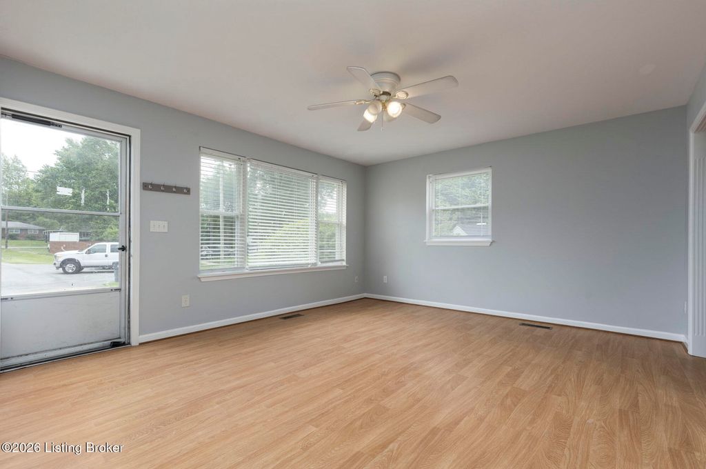 Photo of 5606 Leemont Ct, Louisville, KY 40272 (MLS # 1716610)