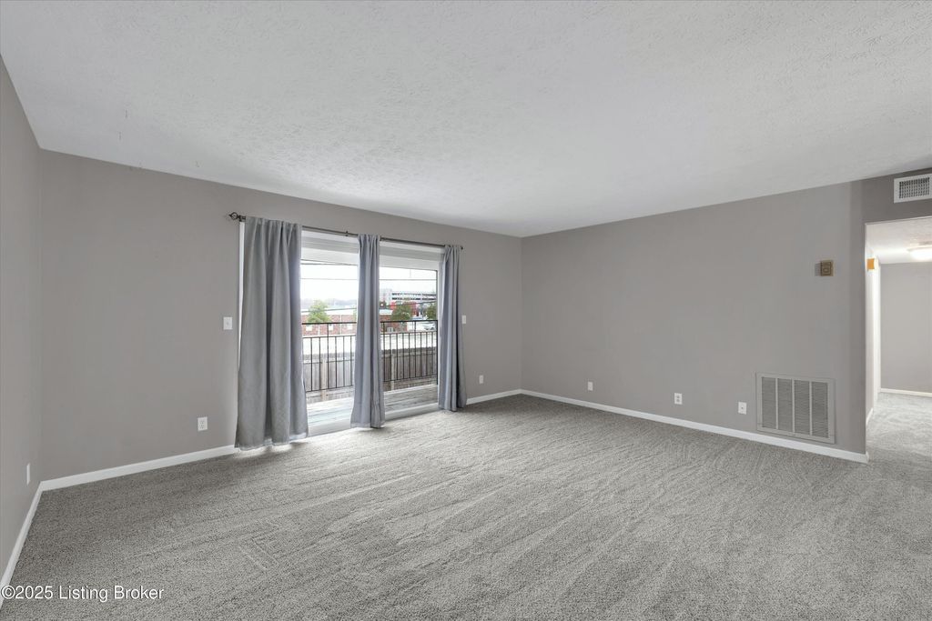 Photo of 2 Dupont Way #7, Louisville, KY 40207 (MLS # 1705521)