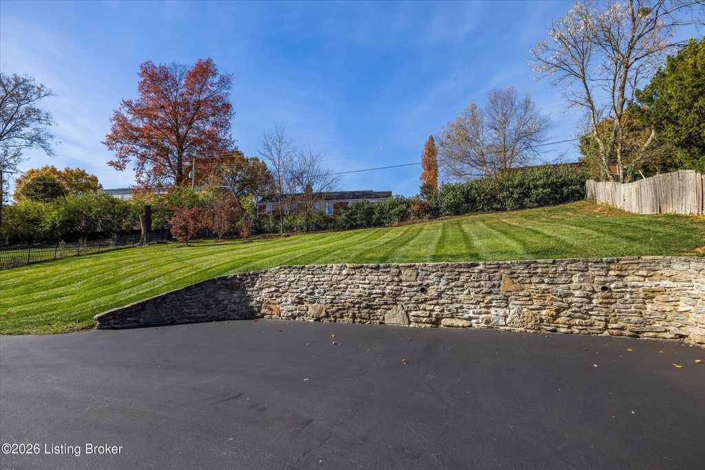 Photo of 5509 Apache Rd, Louisville, KY 40207 (MLS # 1711916)