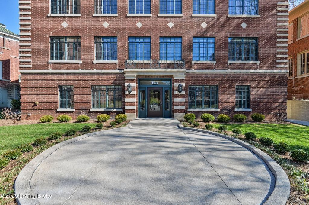 Photo of 1411 Willow Ave #2, Louisville, KY 40204 (MLS # 1705587)