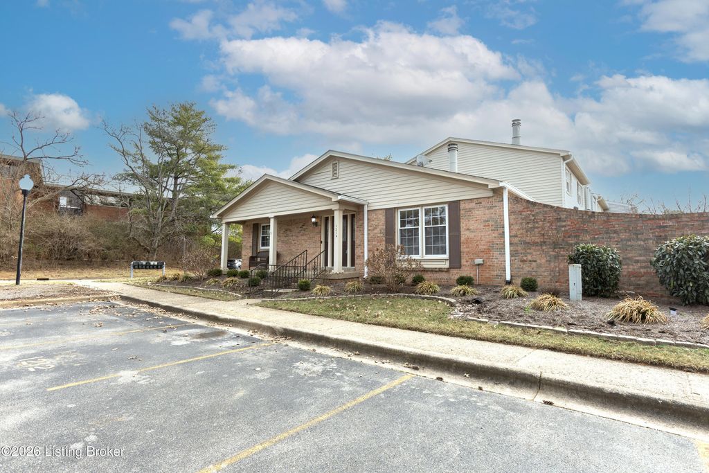 Photo of 1212 Inverary Ct, Louisville, KY 40222 (MLS # 1707943)