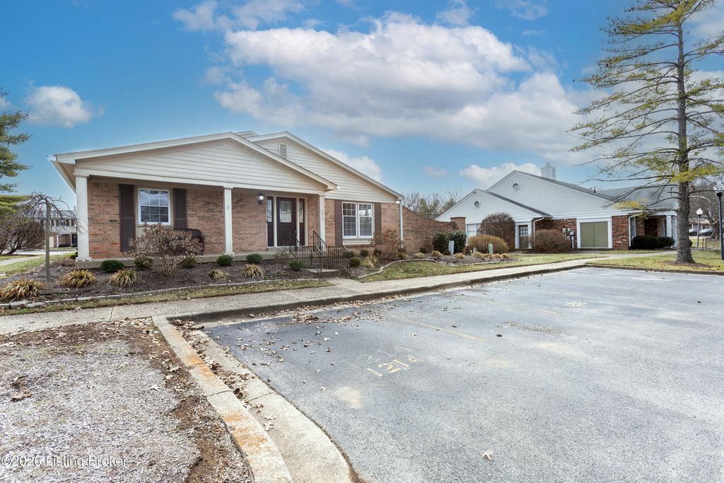 Photo of 1212 Inverary Ct, Louisville, KY 40222 (MLS # 1707943)