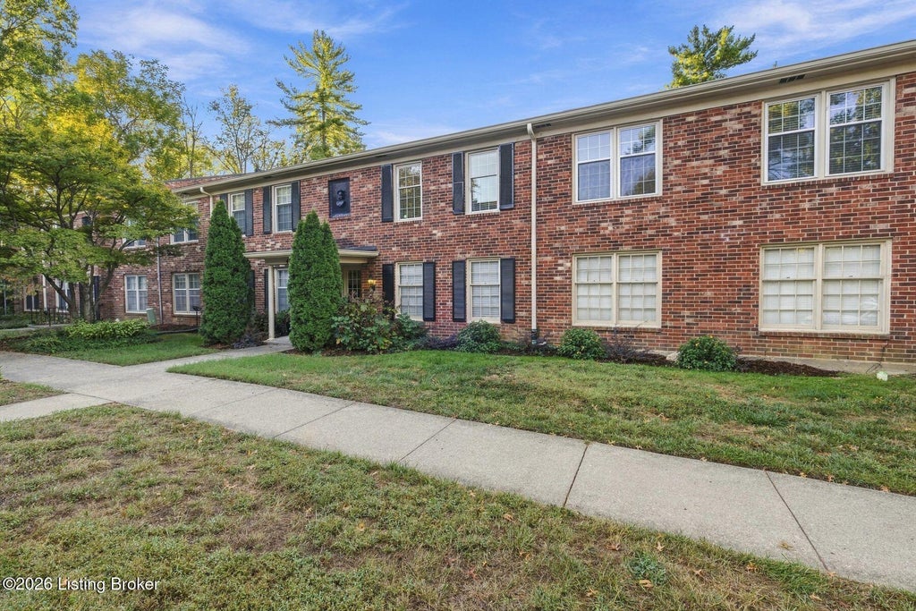 Photo of 4708 Weybridge Gardens #104, Louisville, KY 40207 (MLS # 1730984)