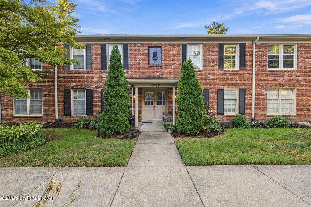 Photo of 4708 Weybridge Gardens #104, Louisville, KY 40207 (MLS # 1730984)