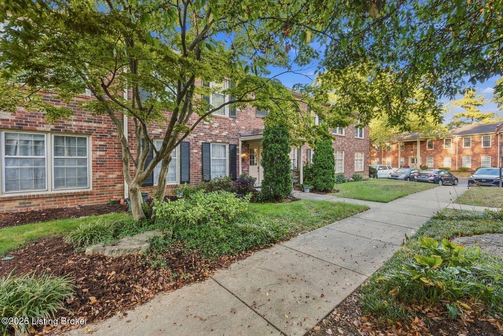 Photo of 4708 Weybridge Gardens #104, Louisville, KY 40207 (MLS # 1730984)