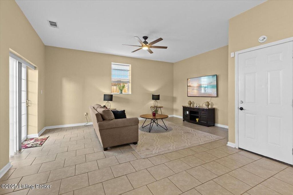Photo of 103 Holiday Ct, Elizabethtown, KY 42701 (MLS # 1717141)