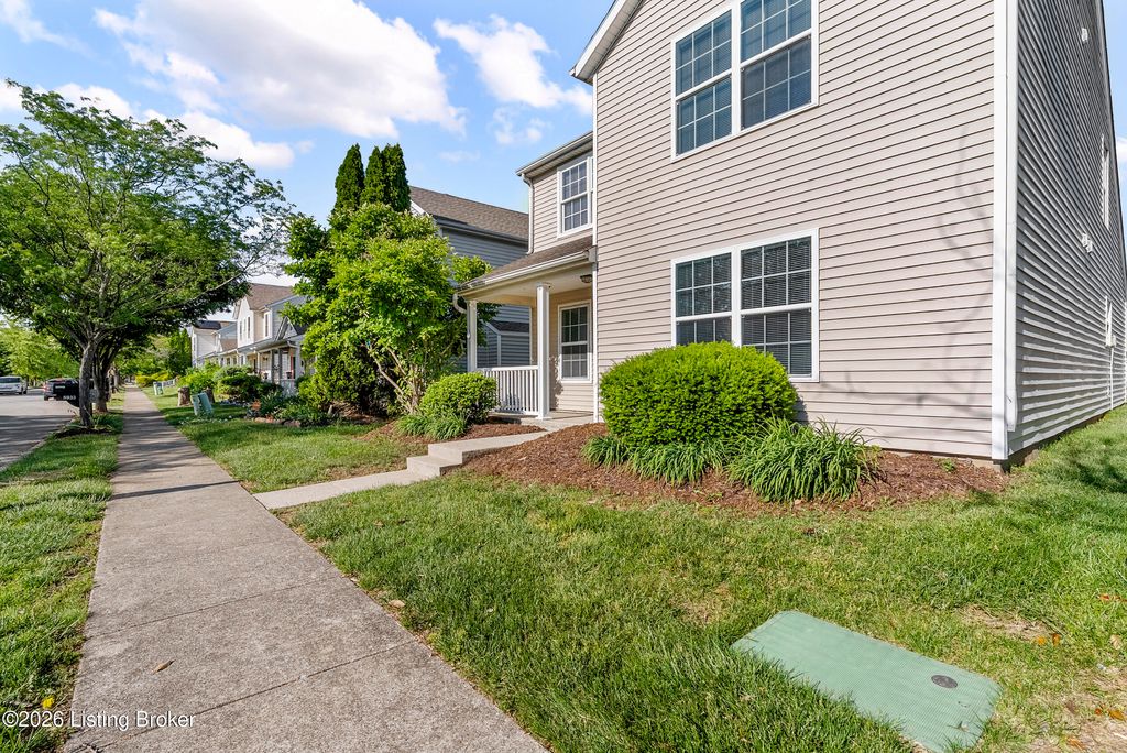 Photo of 5935 Bay Harbor Dr, Louisville, KY 40228 (MLS # 1717070)