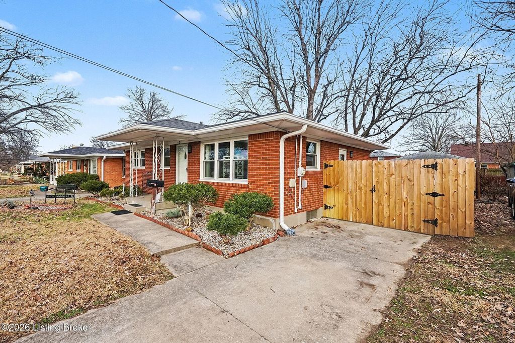 Photo of 4317 Cloverleaf Dr, Louisville, KY 40216 (MLS # 1707215)