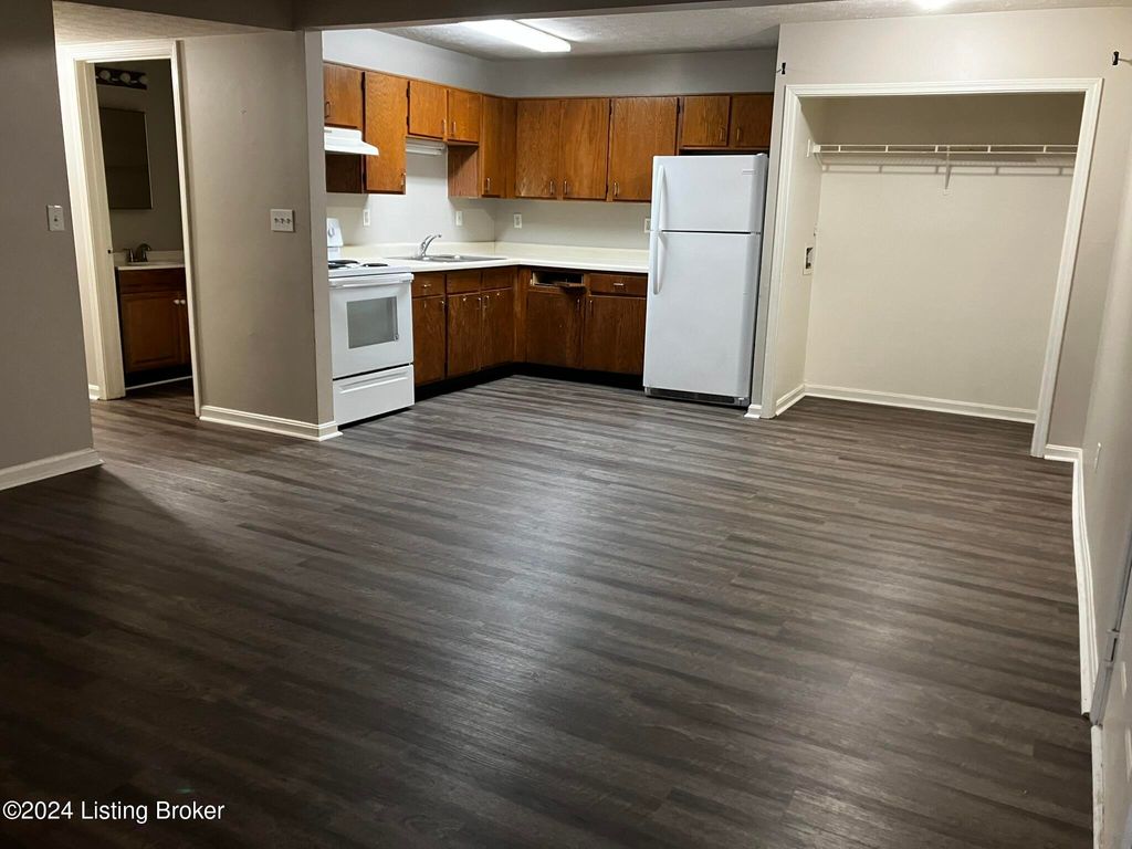 Photo of 4105 Blue Lick Ct #4, Louisville, KY 40229 (MLS # 1717876)