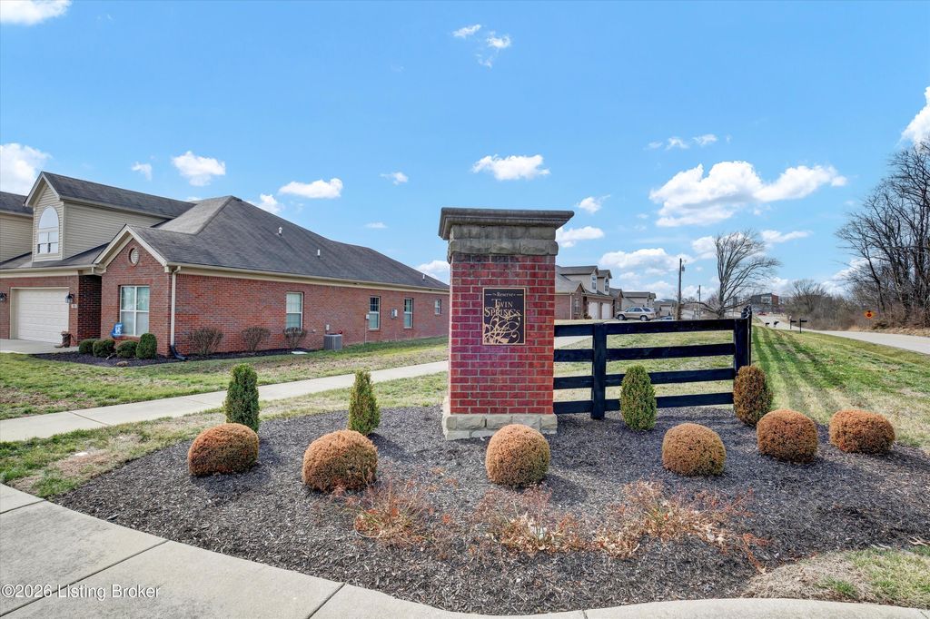 Photo of 142 Twin Brook Ct, Shelbyville, KY 40065 (MLS # 1709870)