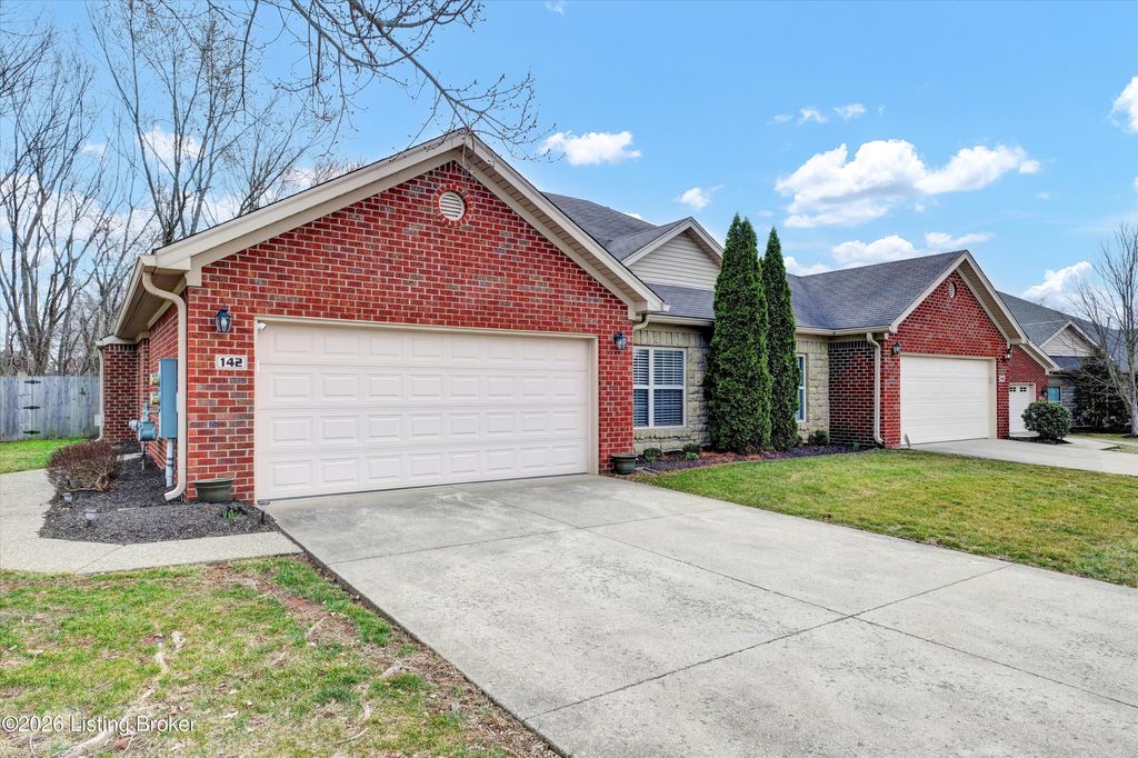 Photo of 142 Twin Brook Ct, Shelbyville, KY 40065 (MLS # 1709870)