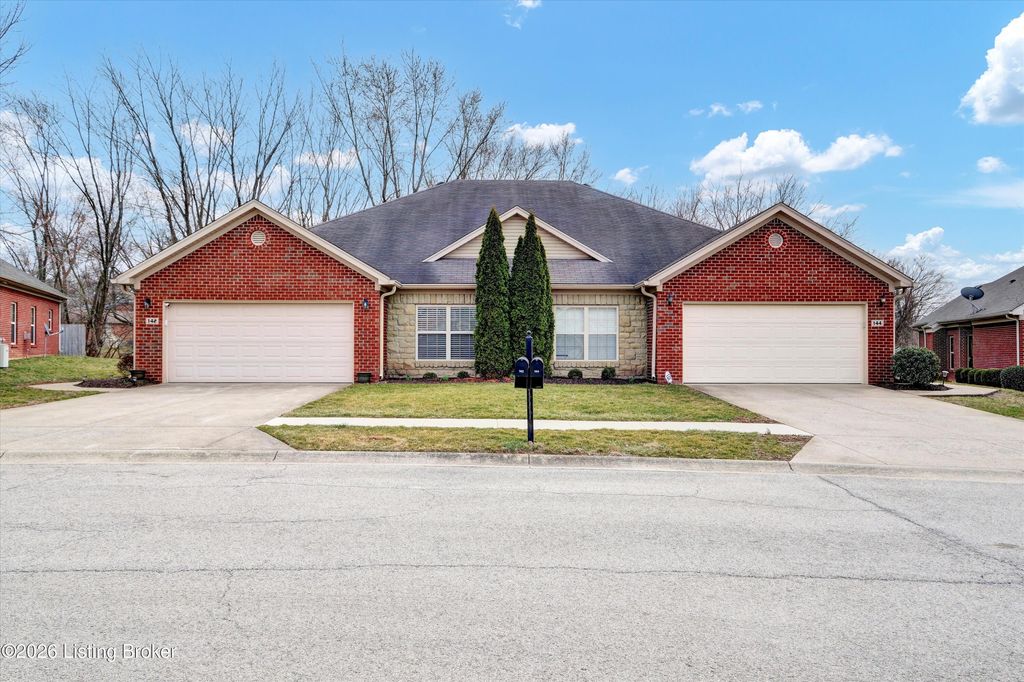 Photo of 142 Twin Brook Ct, Shelbyville, KY 40065 (MLS # 1709870)