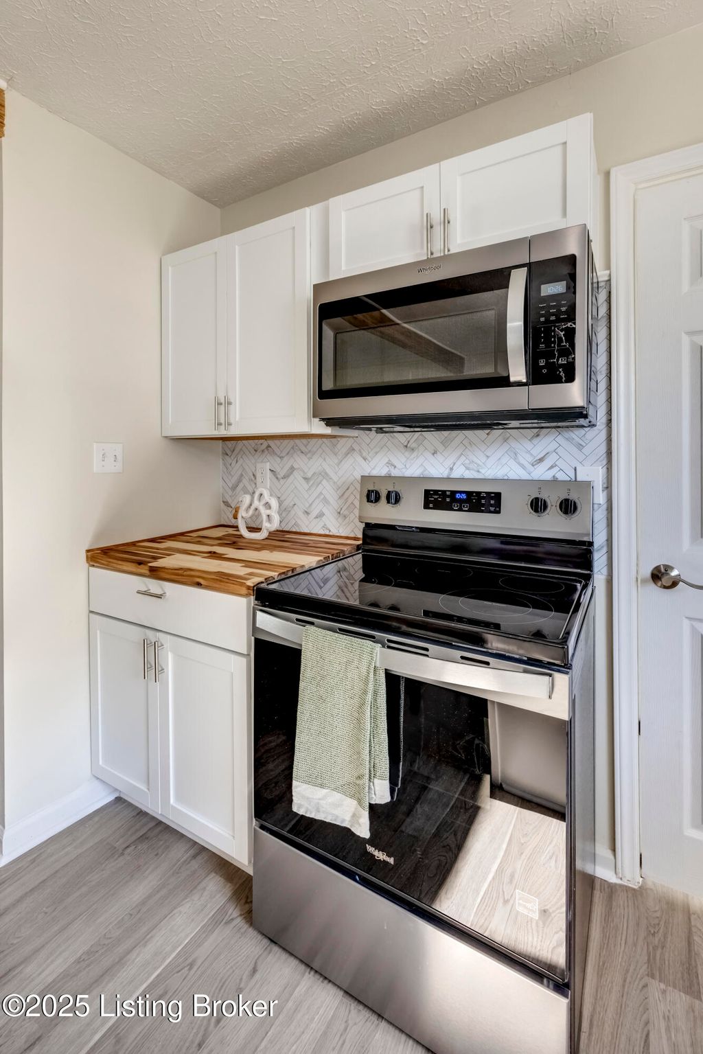 Photo of 402 Duggins Drive Dr, Elizabethtown, KY 42701 (MLS # 1701177)