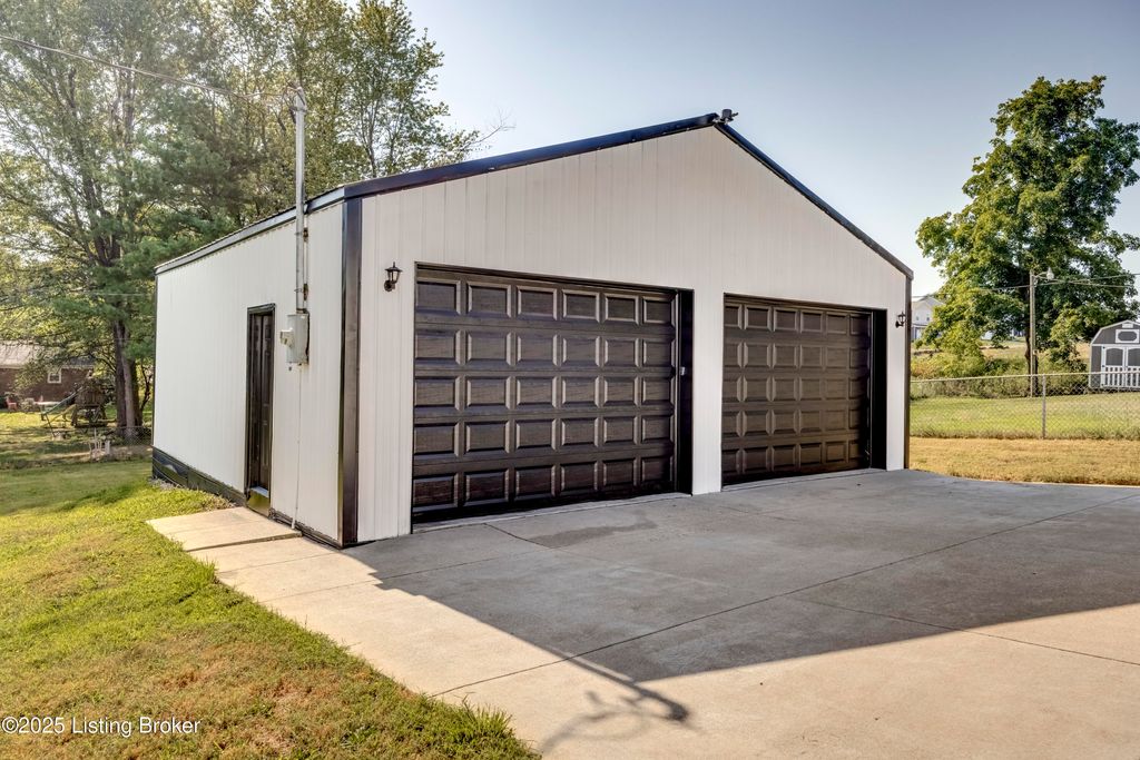 Photo of 402 Duggins Drive Dr, Elizabethtown, KY 42701 (MLS # 1701177)