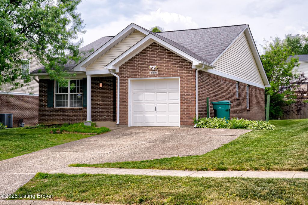 Photo of 4816 Wooded Oak Cir, Louisville, KY 40245 (MLS # 1715664)