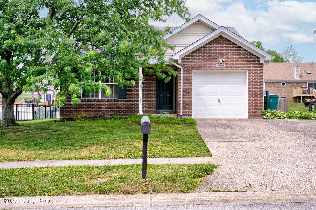 Photo of 4816 Wooded Oak Cir, Louisville, KY 40245 (MLS # 1715664)