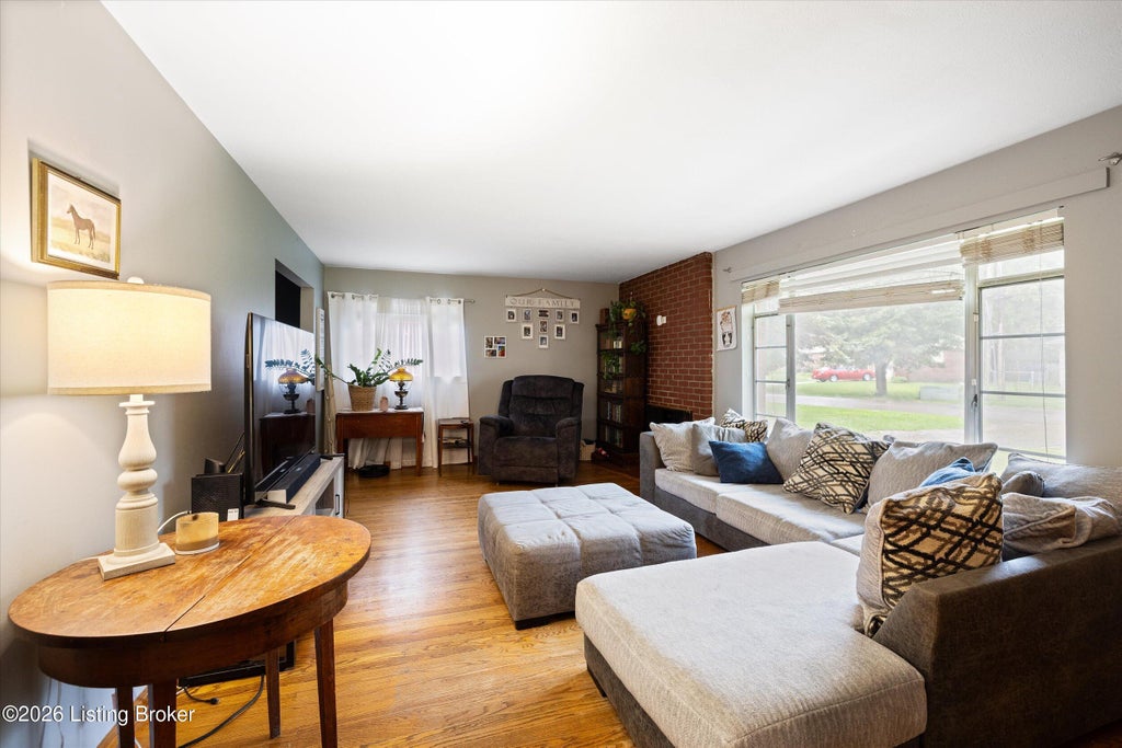 Photo of 4313 Naneen Dr, Louisville, KY 40216 (MLS # 1721653)