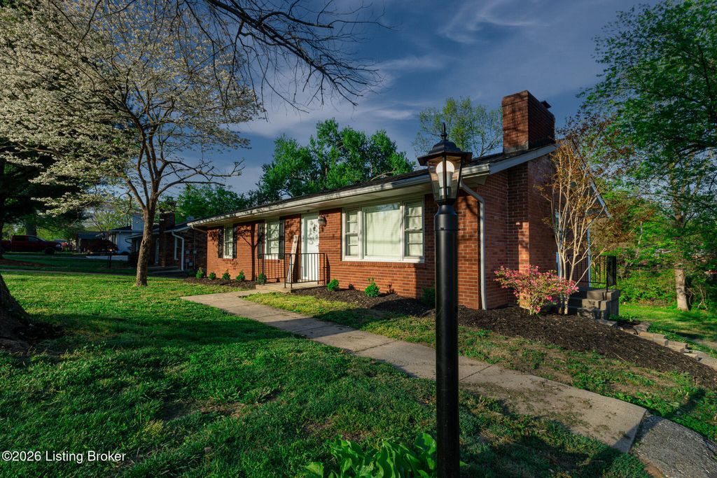 Photo of 4309 Southridge Dr, Louisville, KY 40272 (MLS # 1713923)