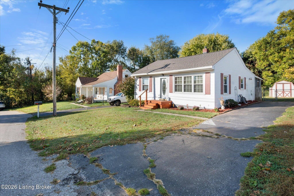 Photo of 177 Eastview Cir, Shelbyville, KY 40065 (MLS # 1731814)