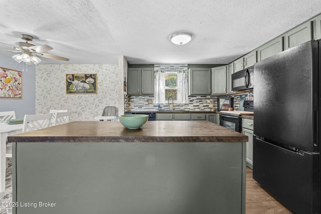 Photo of 3703 Balboa Pl, Louisville, KY 40229 (MLS # 1717331)
