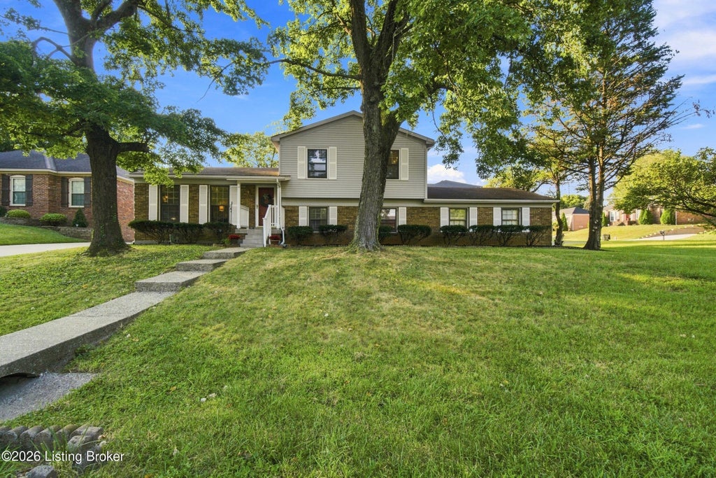 Photo of 8600 Chipstone Ct, Louisville, KY 40299 (MLS # 1728632)