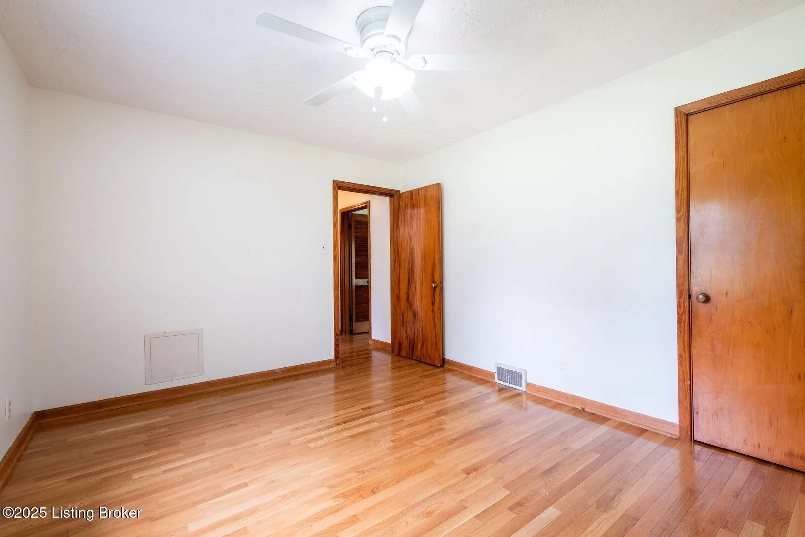 Louisville, Kentucky 40220, United States, 3 Bedrooms Bedrooms, ,1 BathroomBathrooms,Residential,Active,190128