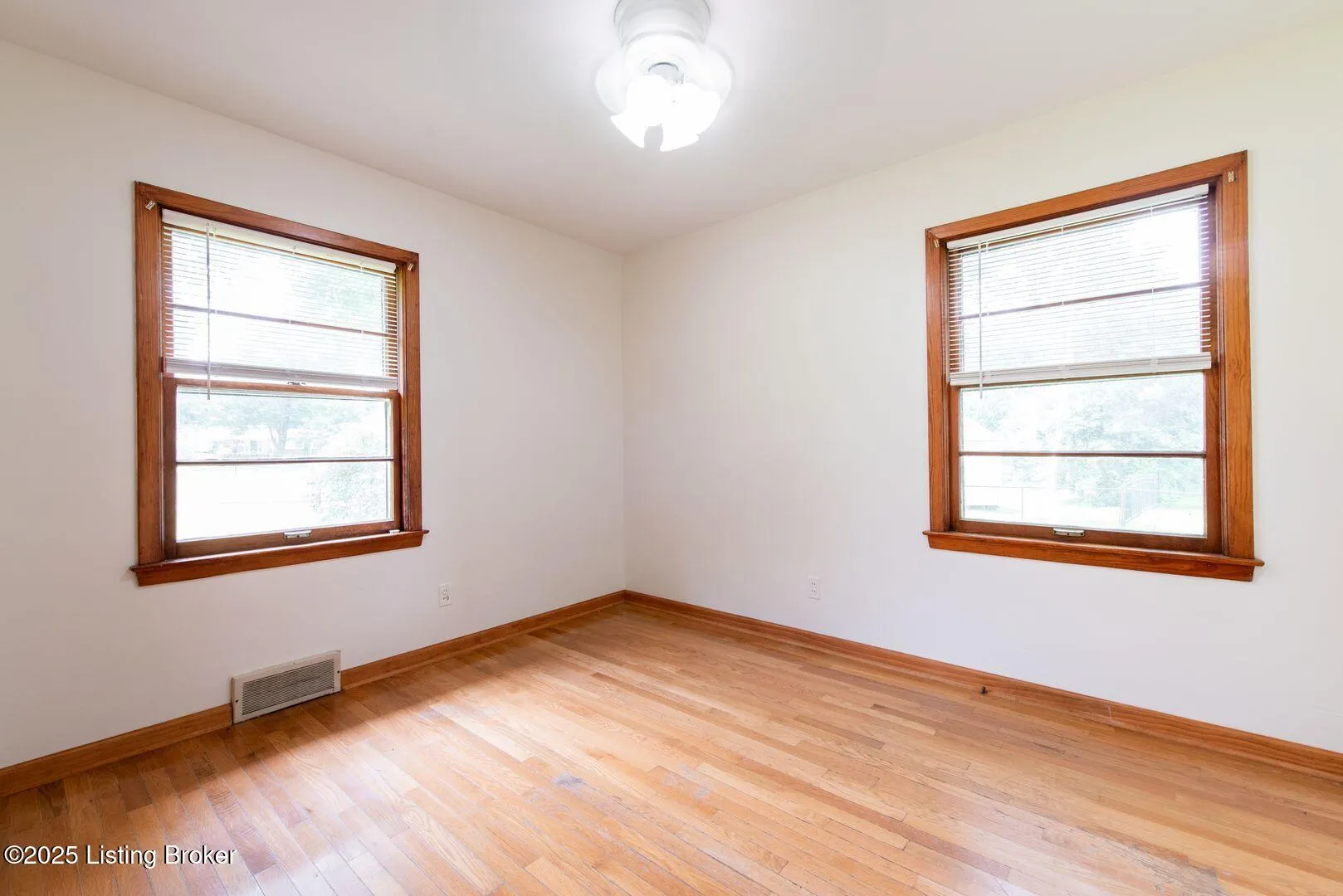 Louisville, Kentucky 40220, United States, 3 Bedrooms Bedrooms, ,1 BathroomBathrooms,Residential,Active,190128