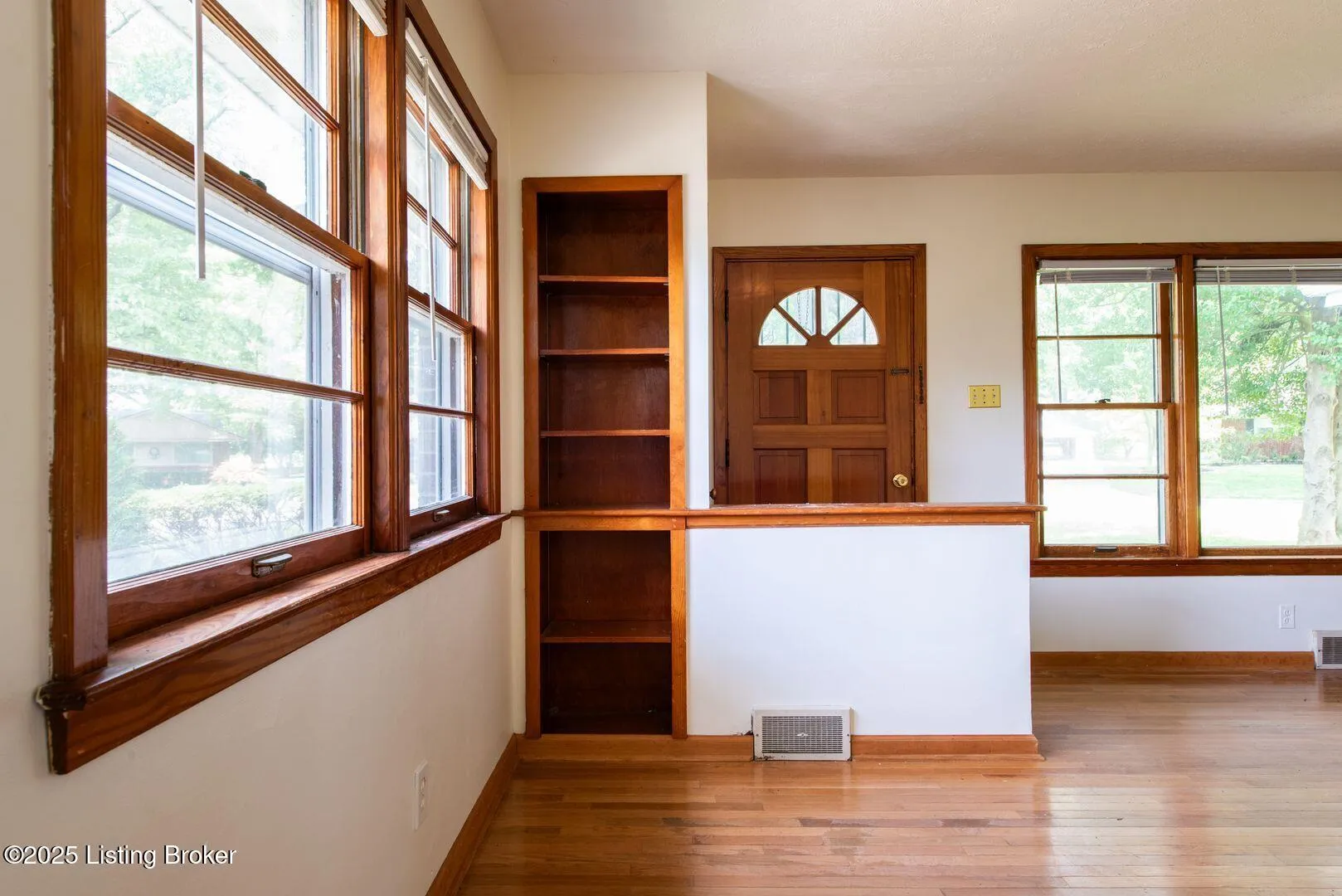 Louisville, Kentucky 40220, United States, 3 Bedrooms Bedrooms, ,1 BathroomBathrooms,Residential,Active,190128