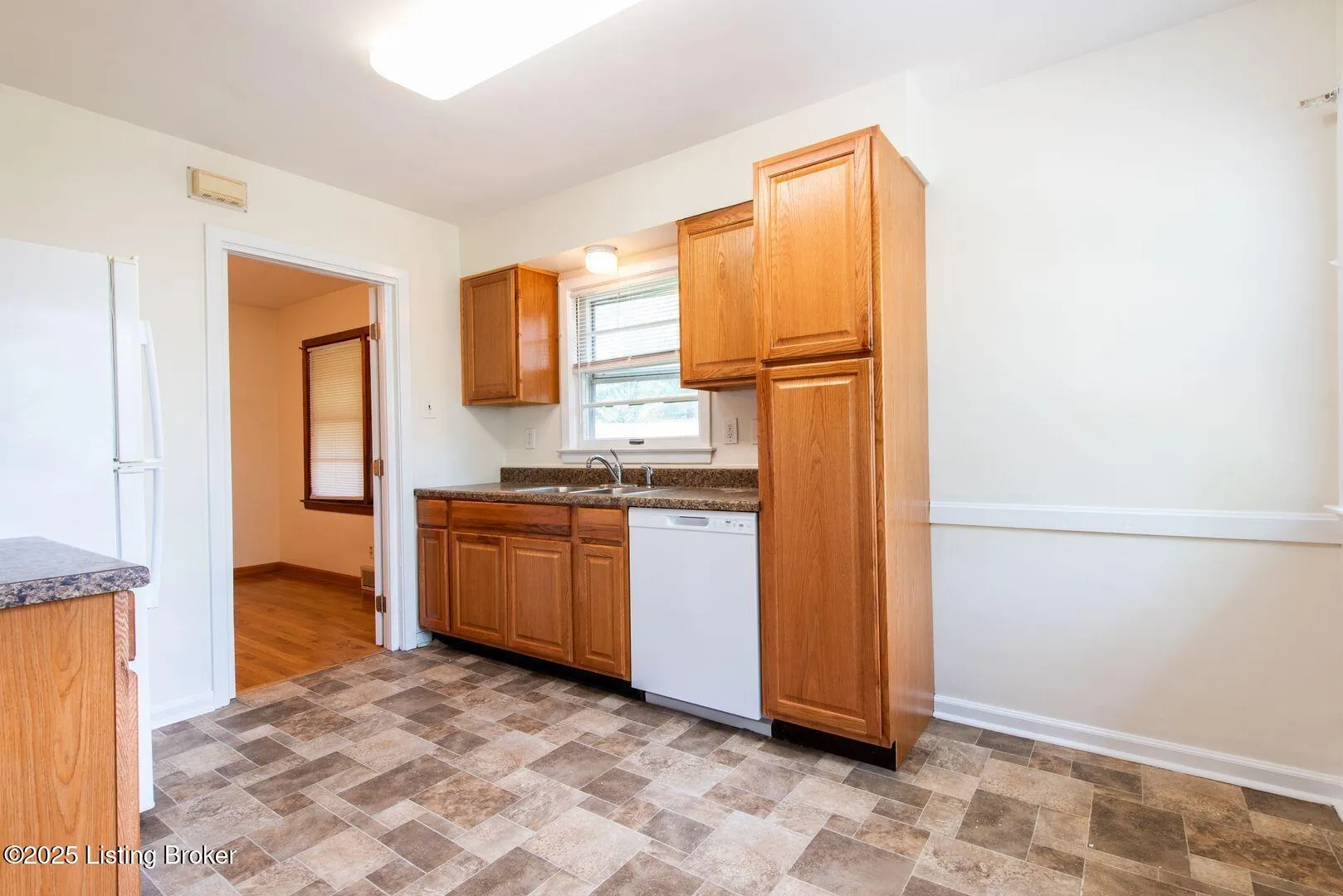 Louisville, Kentucky 40220, United States, 3 Bedrooms Bedrooms, ,1 BathroomBathrooms,Residential,Active,190128