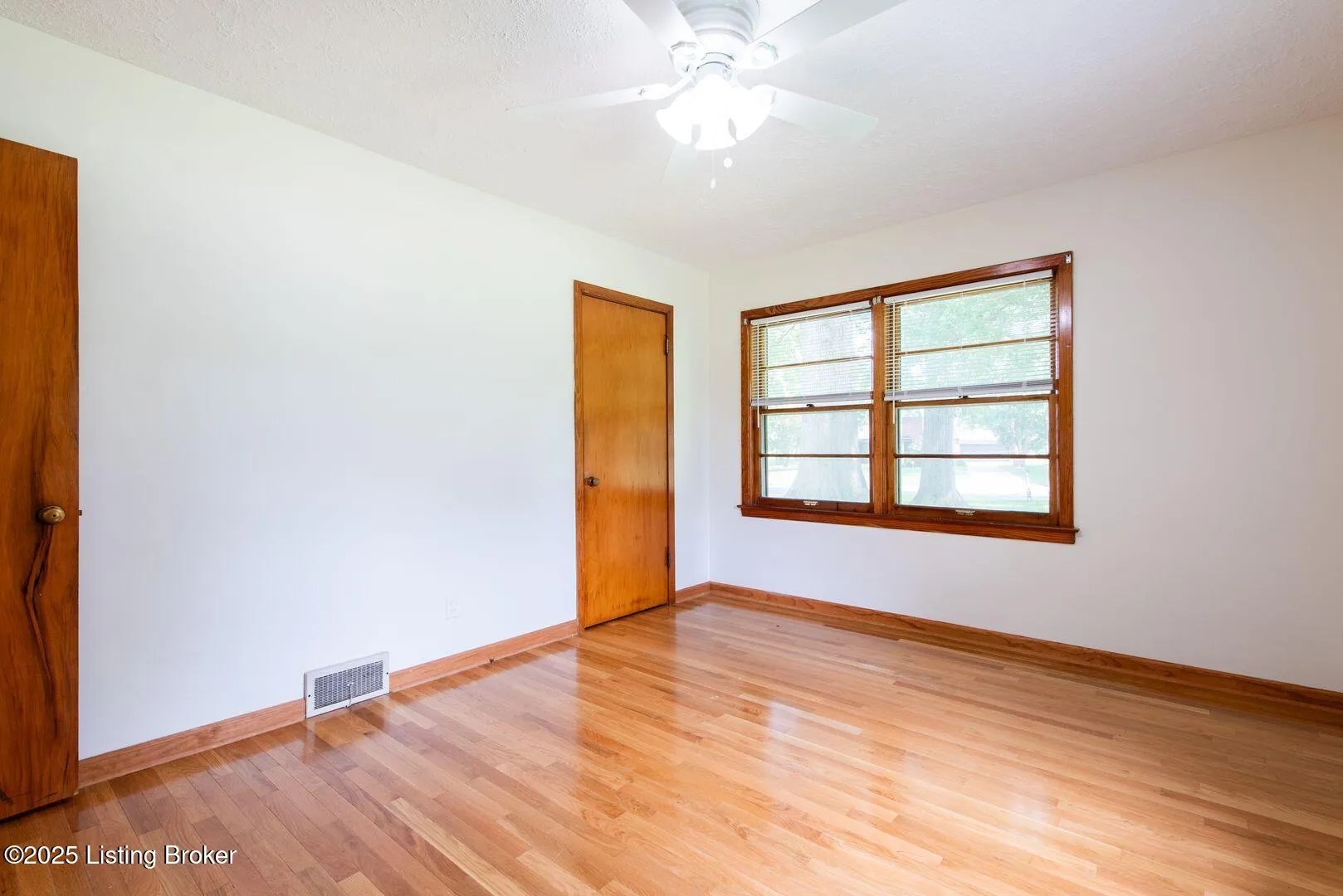 Louisville, Kentucky 40220, United States, 3 Bedrooms Bedrooms, ,1 BathroomBathrooms,Residential,Active,190128