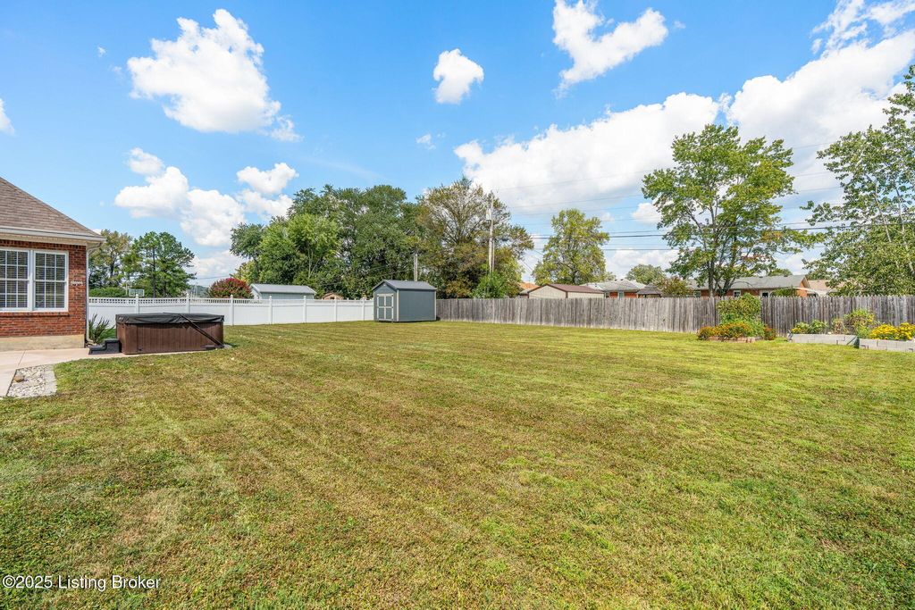 Photo of 262 Centerview Dr, Shepherdsville, KY 40165 (MLS # 1700267)