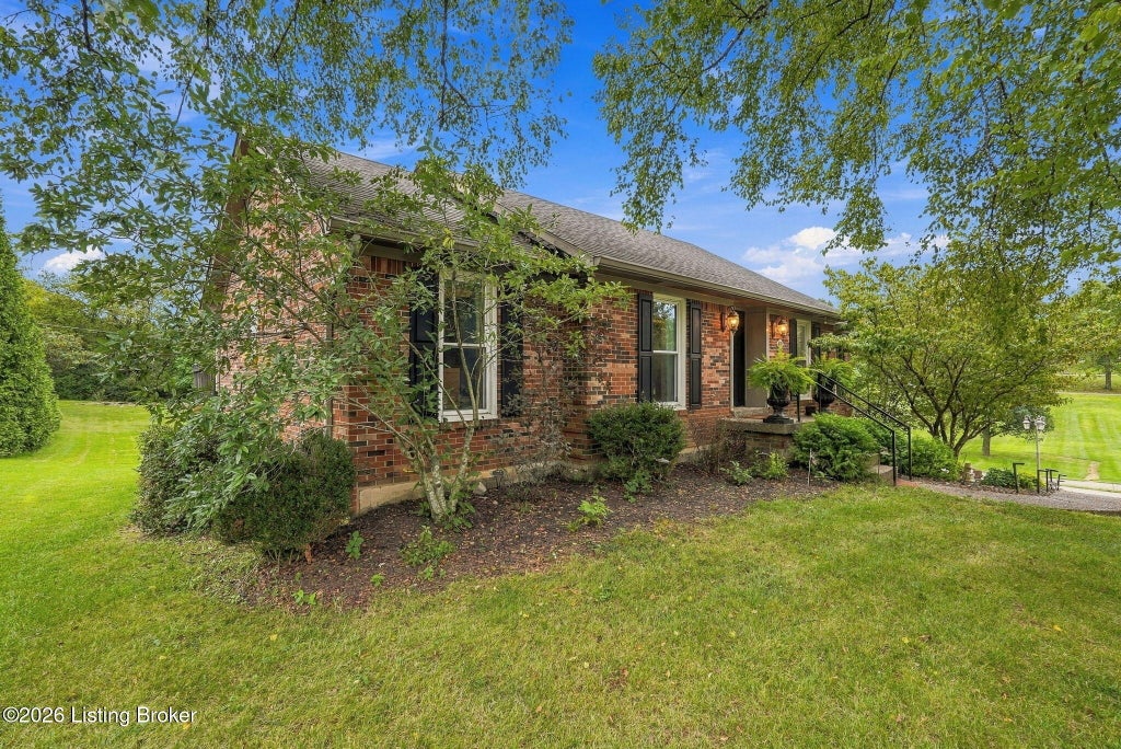 Photo of 401 Winding Way, Shelbyville, KY 40065 (MLS # 1730530)