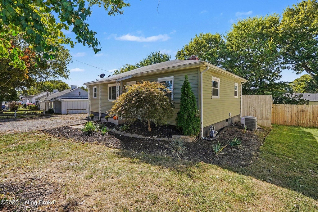 Photo of 123 Eastview Cir, Shelbyville, KY 40065 (MLS # 1731019)
