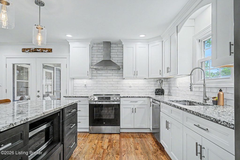 Photo of 4022 Hycliffe Ave, Louisville, KY 40207 (MLS # 1715710)