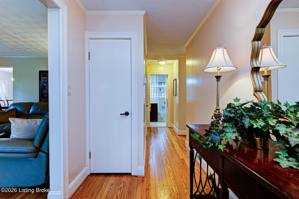 Photo of 5333 New Cut Rd, Louisville, KY 40214 (MLS # 1715853)