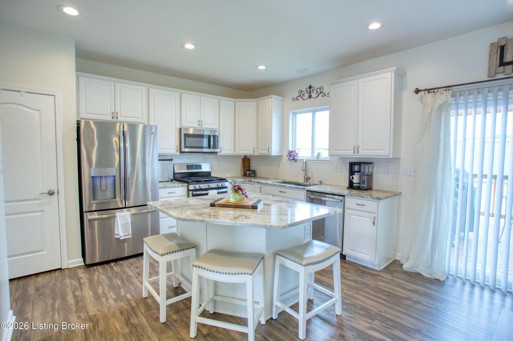 Photo of 250 Saint Regis Dr, Shelbyville, KY 40065 (MLS # 1715741)