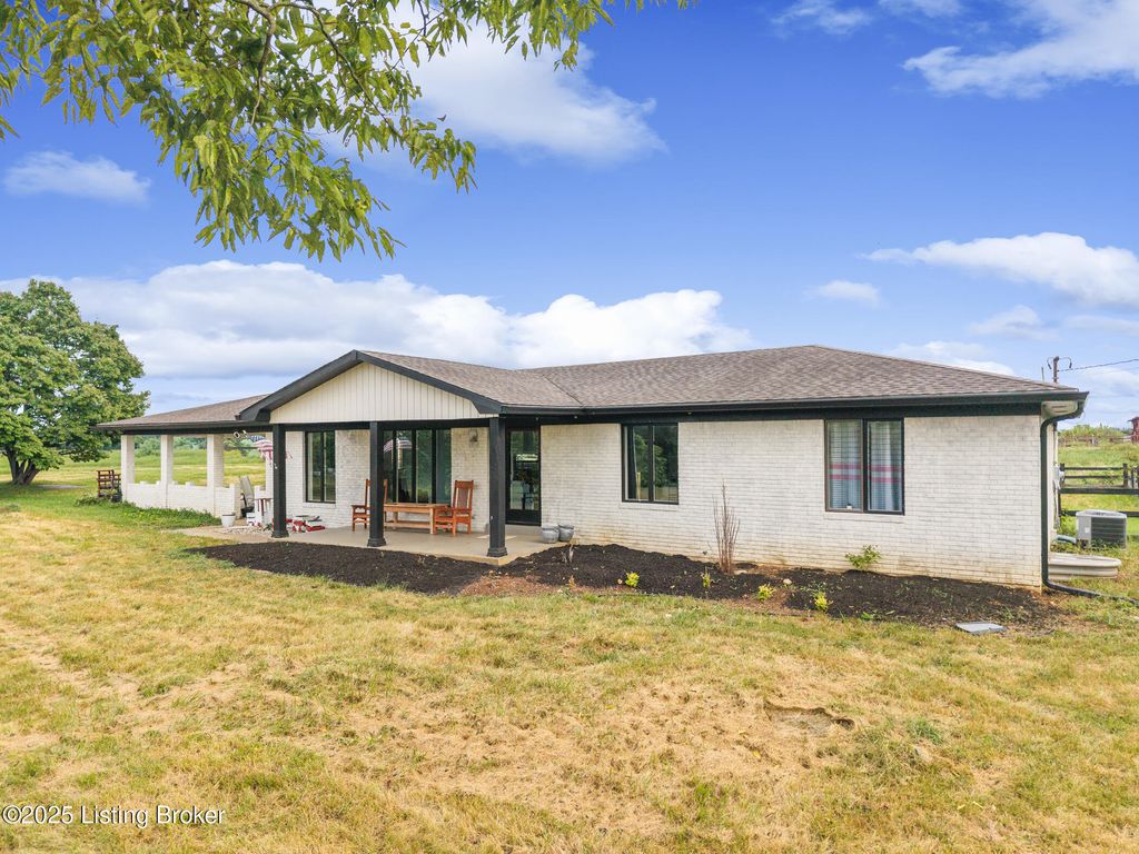 Photo of 1423 Sullivan Ln, Bardstown, KY 40004 (MLS # 1705737)