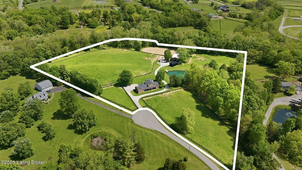 Photo of 1701 Acorn Ln, La Grange, KY 40031 (MLS # 1715970)