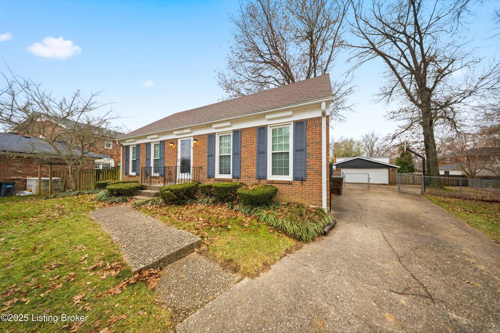Photo of 6802 Chepstow Ct, Louisville, KY 40207 (MLS # 1705265)