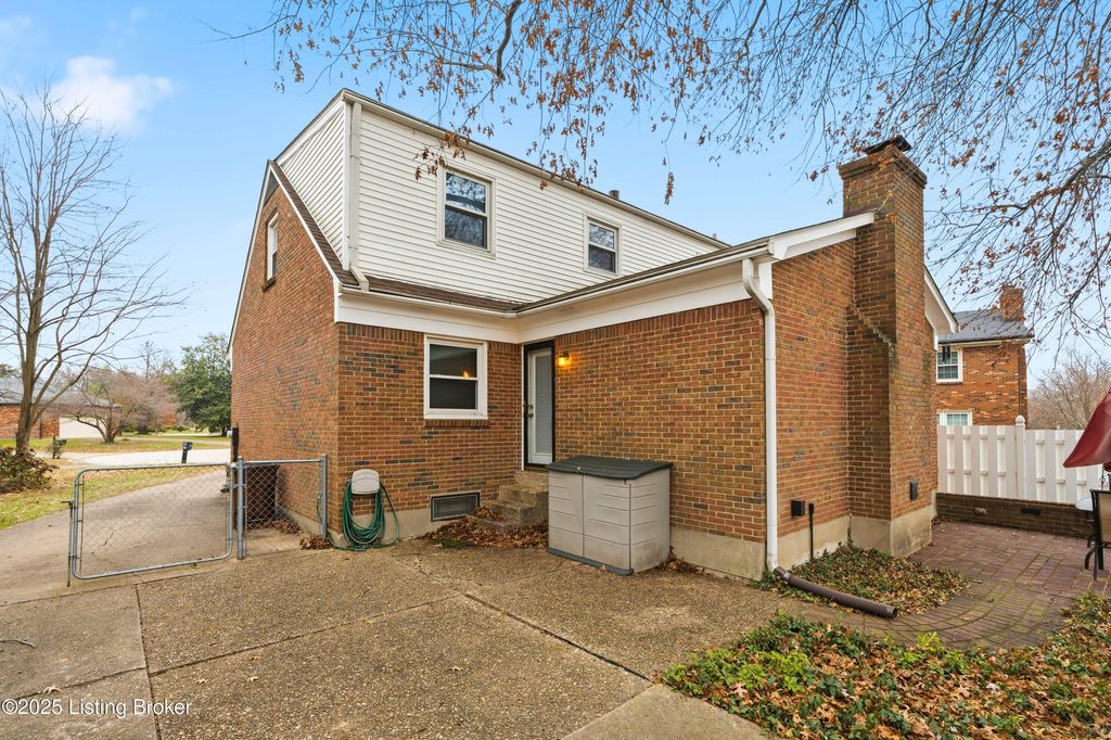 Photo of 6802 Chepstow Ct, Louisville, KY 40207 (MLS # 1705265)