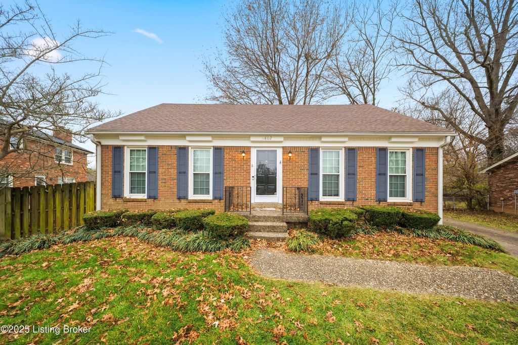 Photo of 6802 Chepstow Ct, Louisville, KY 40207 (MLS # 1705265)