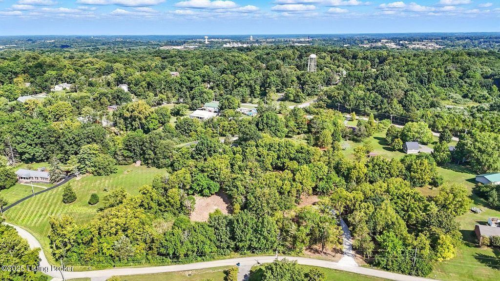 Photo of 1805 Wildbriar Ct, La Grange, KY 40031 (MLS # 1701446)