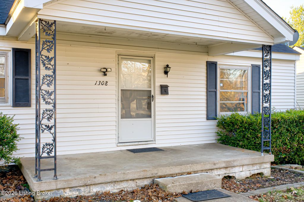 Photo of 1308 Chestnut St, Shelbyville, KY 40065 (MLS # 1706271)