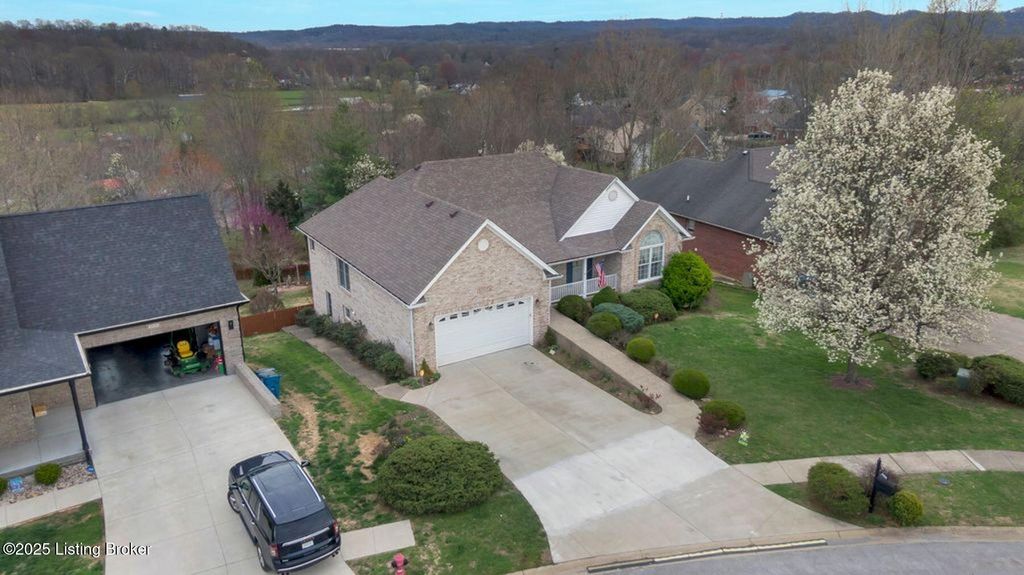 Photo of 4420 Stone Wynde Dr, Louisville, KY 40272 (MLS # 1700212)