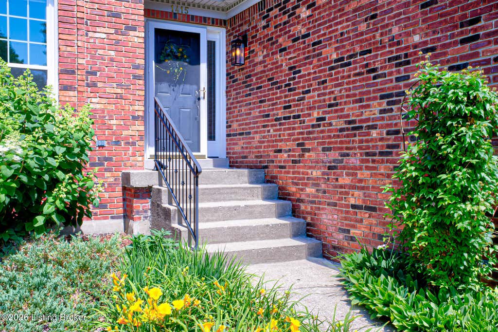 Photo of 1415 Cadet Ct, Louisville, KY 40222 (MLS # 1720902)