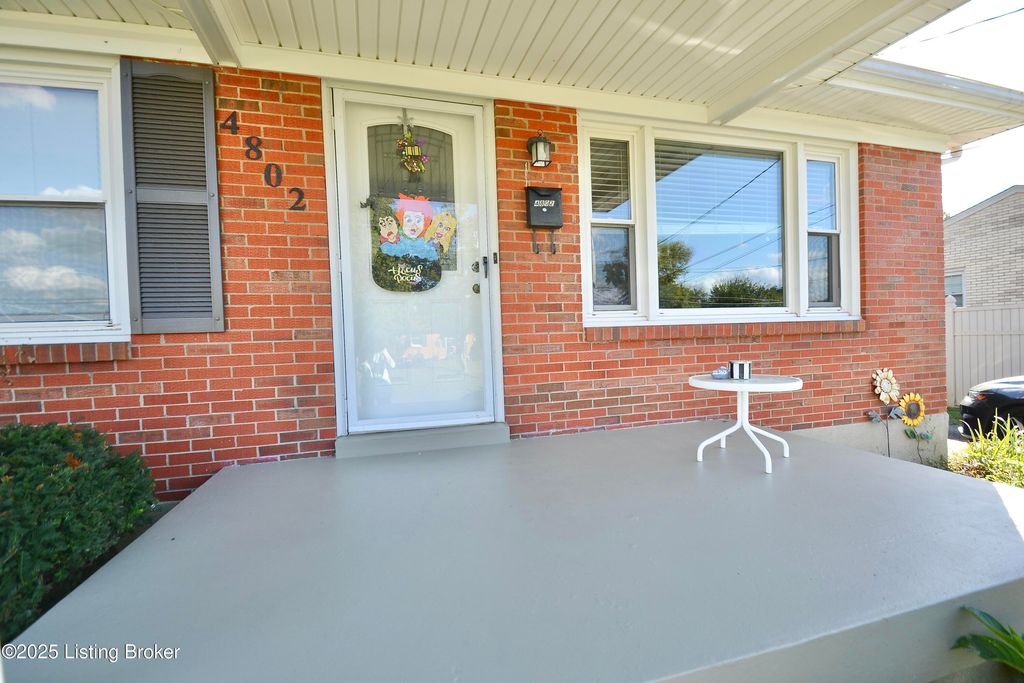 Photo of 4802 Rossmoor Dr, Louisville, KY 40219 (MLS # 1700244)