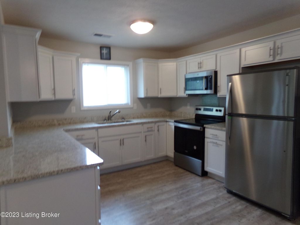 Photo of 7635 Eagle Landing Way, Louisville, KY 40214 (MLS # 1714889)