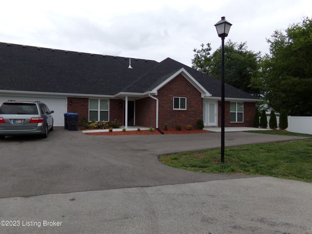 Photo of 7635 Eagle Landing Way, Louisville, KY 40214 (MLS # 1714889)