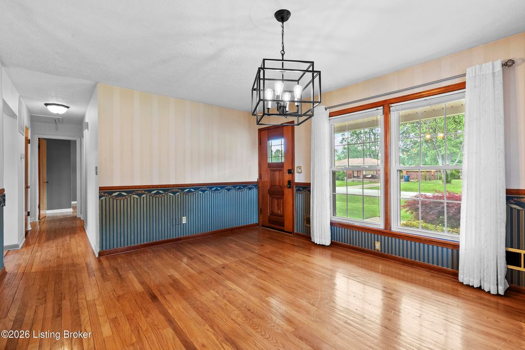 Photo of 6114 Gloria Ln, Louisville, KY 40213 (MLS # 1716171)