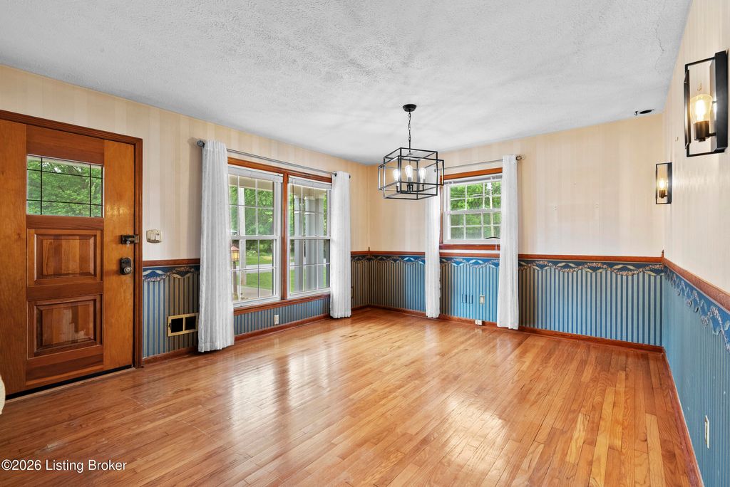 Photo of 6114 Gloria Ln, Louisville, KY 40213 (MLS # 1716171)